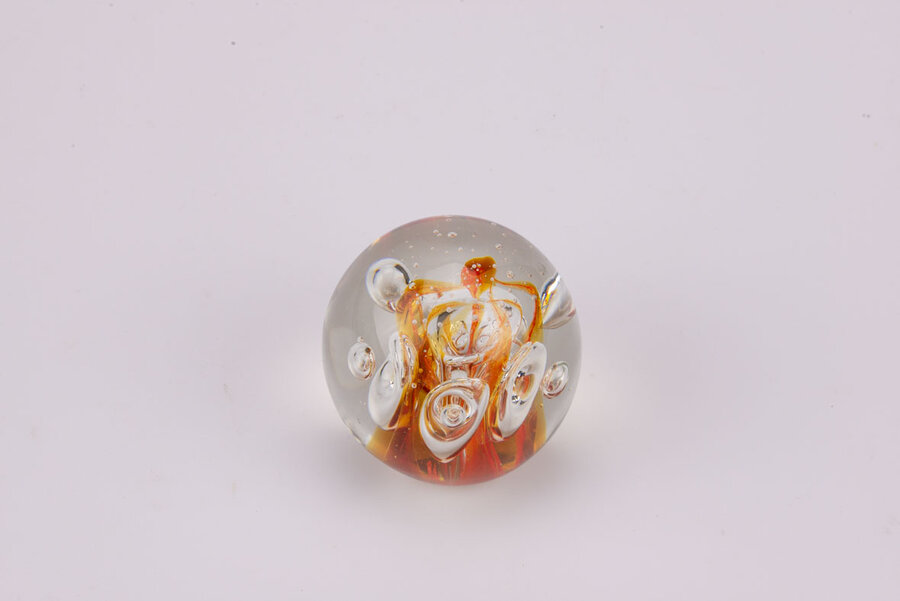 Boule de sulfure en verre, représentant des bulles et des flammes orangés . 