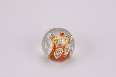 Boule de sulfure en verre, représentant des bulles et des flammes orangés . 