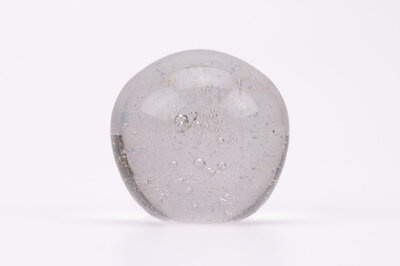 Boule de sulfure en verre au mille et une bulles. 