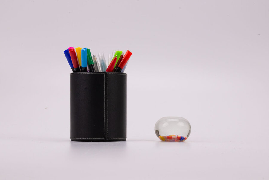 Boule de sulfure en verre, représentant un tapis floral orange, bleu, rouge et jaune.