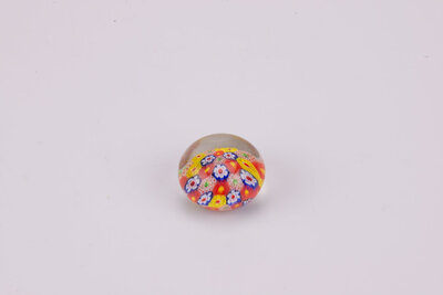 Boule de sulfure en verre, représentant un tapis floral orange, bleu, rouge et jaune.