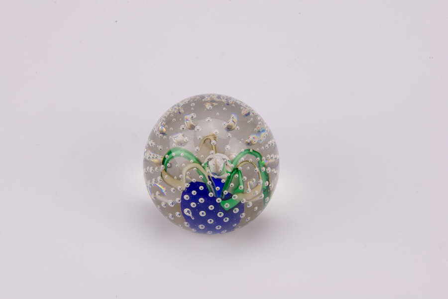 Boule de sulfure en verre, représentant une fleur verte, jaune et bleu. 