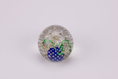 Boule de sulfure en verre, représentant une fleur verte, jaune et bleu. 