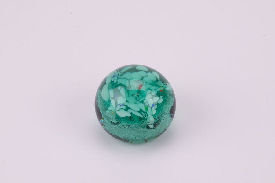 Boule de Sulfure en verre, représentant un bouquet floral blanc, bleu et rouge