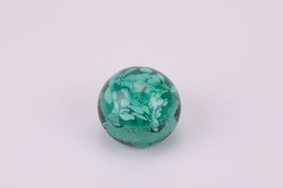 Boule de Sulfure en verre, représentant un bouquet floral blanc, bleu et rouge