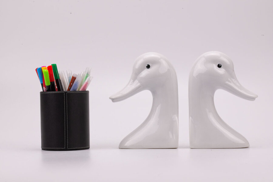 Raffinée paire de serre-livres en porcelaine blanche représentant le buste d'un canard de la manufacture Hier Vullen met Zand des Pays-Bas