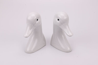 Raffinée paire de serre-livres en porcelaine blanche représentant le buste d'un canard de la manufacture Hier Vullen met Zand des Pays-Bas