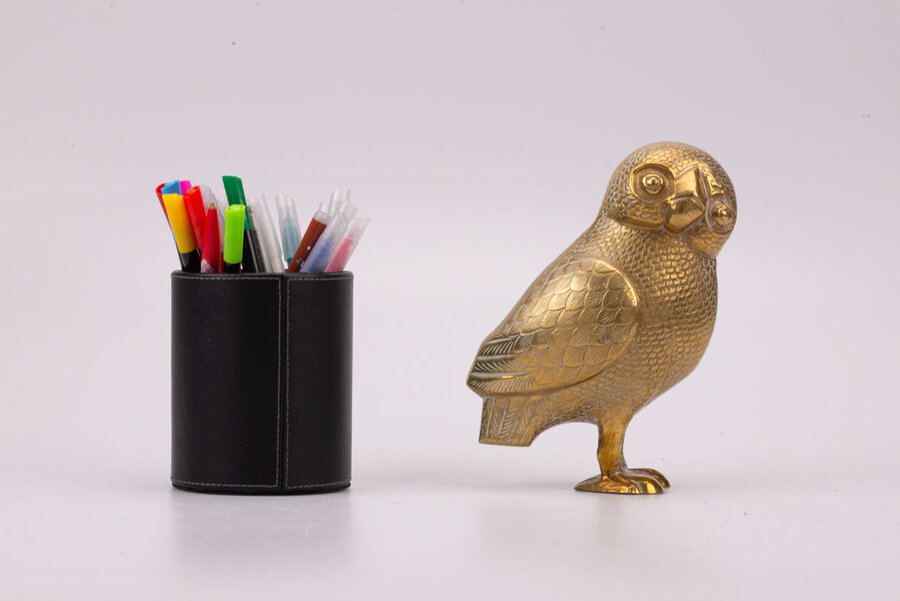 Sublime figurine de la chouette d'Athena en laiton avec des finitions en relief. 