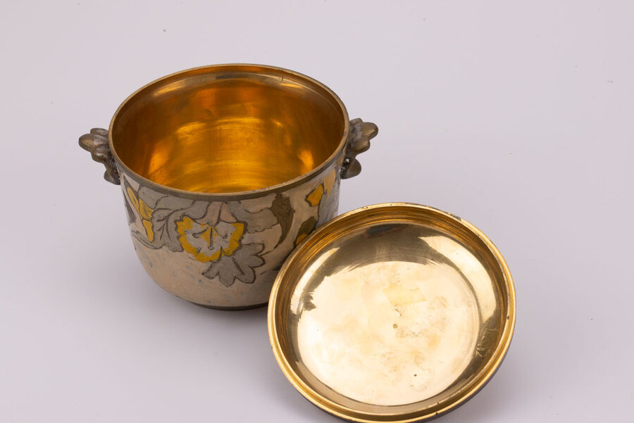 Petit pot en laiton avec des gravures florales en relief. 