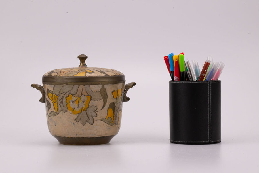 Petit pot en laiton avec des gravures florales en relief. 