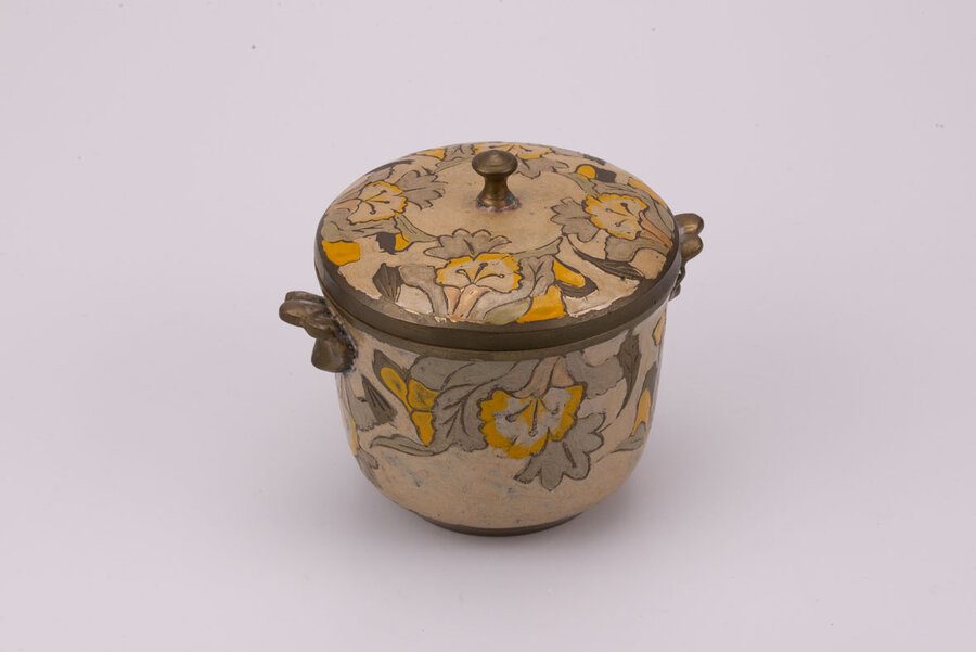 Petit pot en laiton avec des gravures florales en relief. 