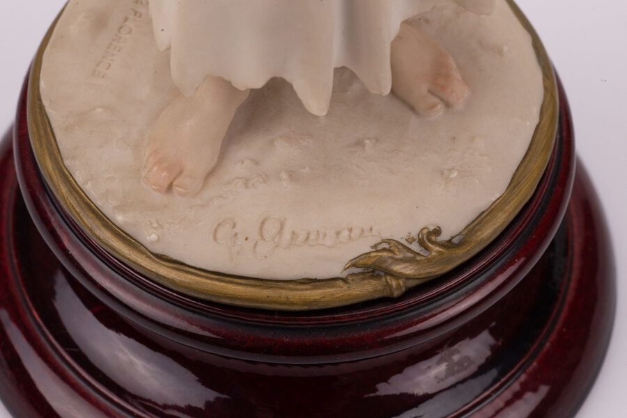 Jeune paysanne avec son panier de fruits en porcelaine et un socle en bois. Cette figurine de Giuseppe Armani date des années 80