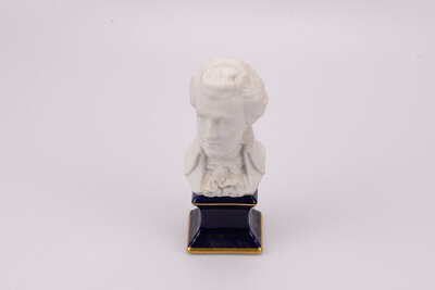 Elégant buste de Mozart en biscuit de la manufacture de Limoges 