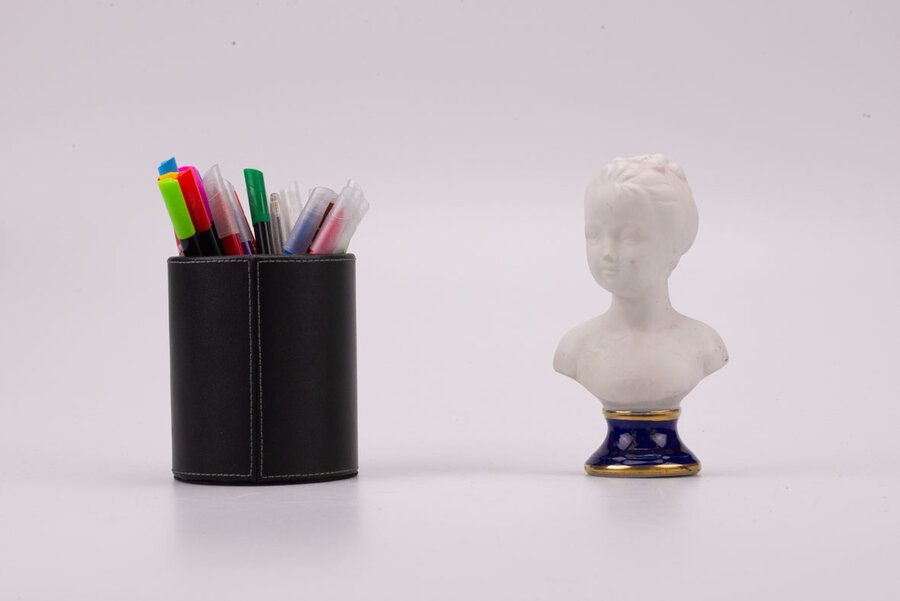 Elégant buste en biscuit de la jeune Louise Brongniart par la manufacture de Limoges