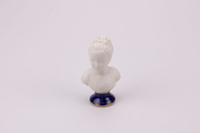 Elégant buste en biscuit de la jeune Louise Brongniart par la manufacture de Limoges