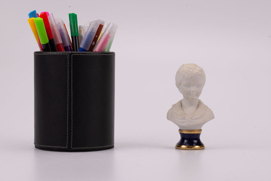 Elégant buste en biscuit d'un jeune garçon par la manufacture de Limoges