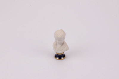 Elégant buste en biscuit d'un jeune garçon par la manufacture de Limoges