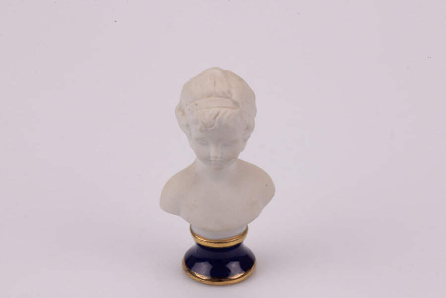 Buste petite fille en biscuit de Limoges