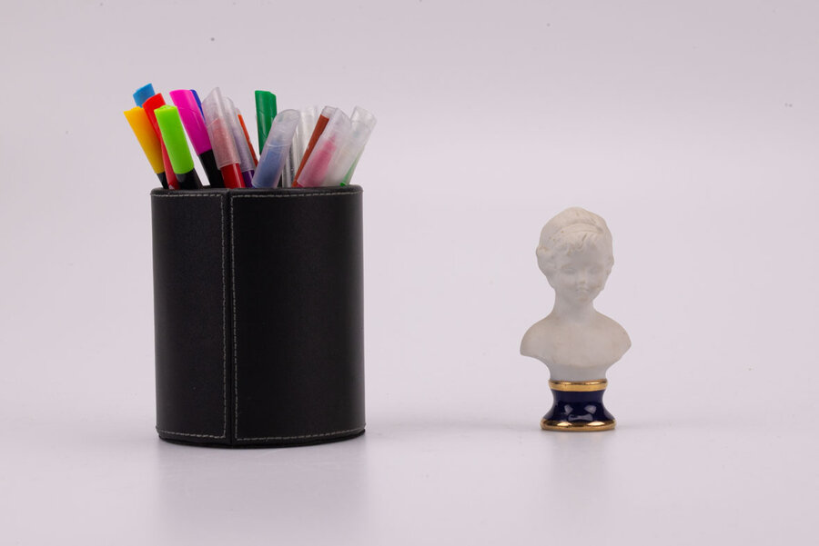 Elégant buste en biscuit d'une jeune fille par la manufacture de Limoges 