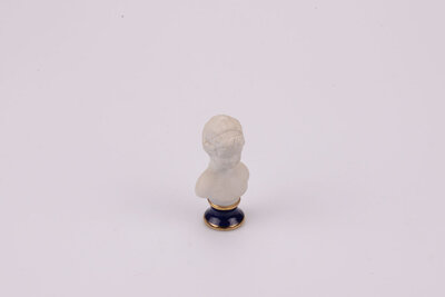 Elégant buste en biscuit d'une jeune fille par la manufacture de Limoges 