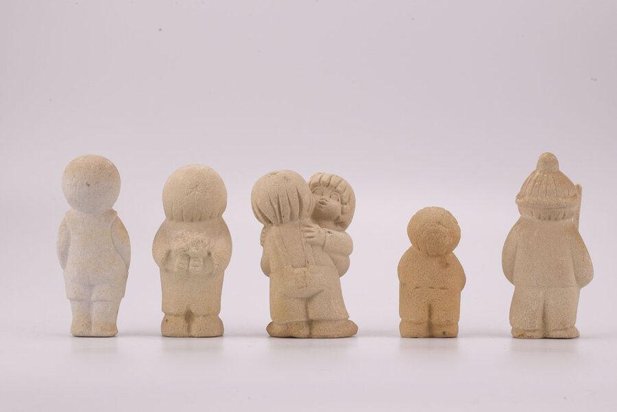 Lot de 5 figurines en grès de plusieurs petits enfants.