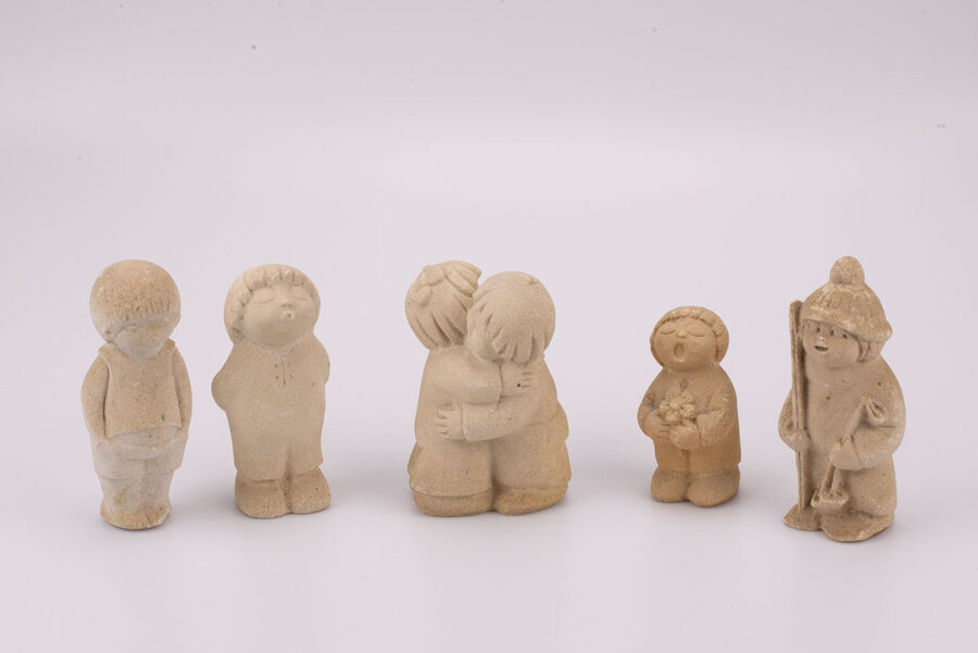 Lot de 5 figurines en grès de plusieurs petits enfants.