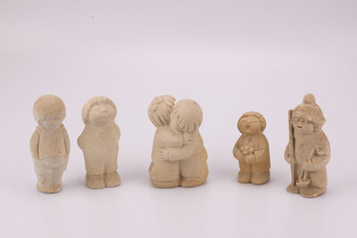 Lot de 5 figurines en grès de plusieurs petits enfants.
