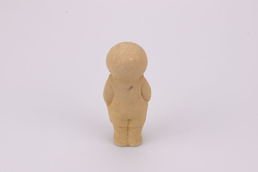 Figurine en grès d'un petit garçon debout les mains dans les poches de Marbell Stone Art