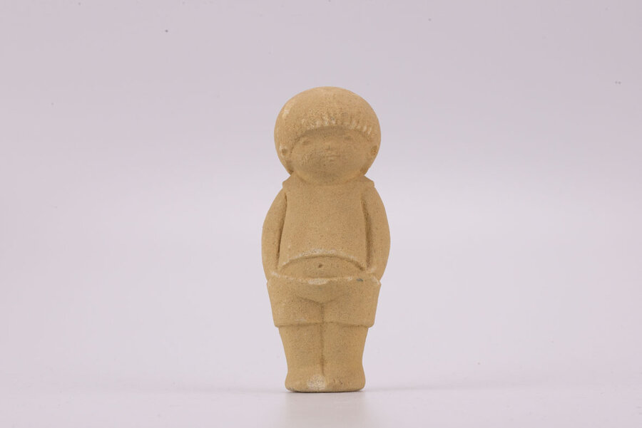 Figurine en grès d'un petit garçon debout les mains dans les poches de Marbell Stone Art