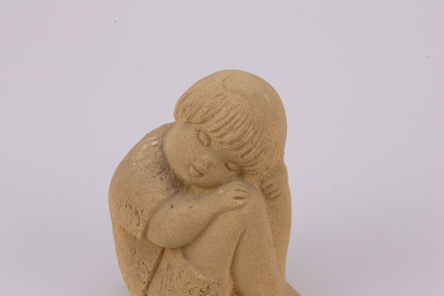 Figurine fille assise Marbell Stone Art