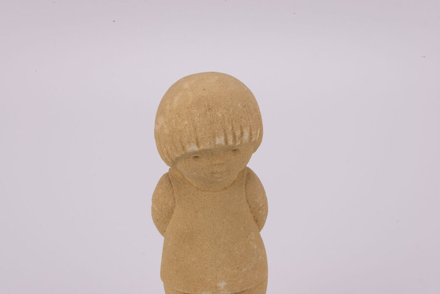 Figurine garçon en grès avec les mains dans le dos de chez Marbell Stone Art 