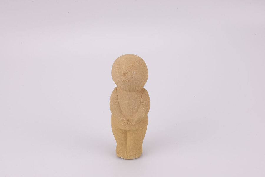 Figurine garçon en grès avec les mains dans le dos de chez Marbell Stone Art 