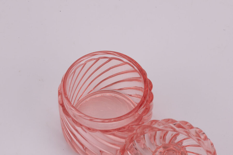 Petite boite rose en verre
