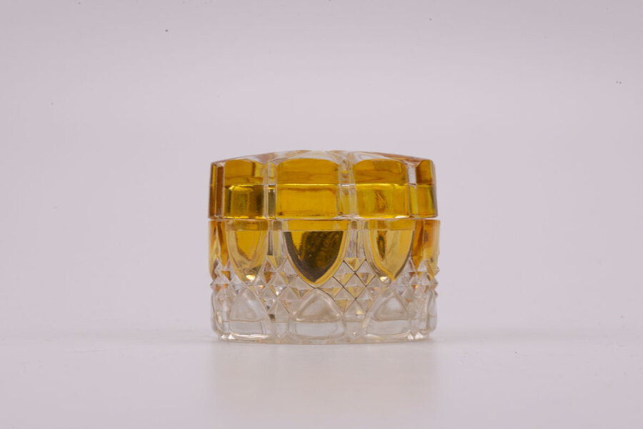 Petite boîte de couleur jaune ambre fabriquée en Belgique par Val Saint Lambert