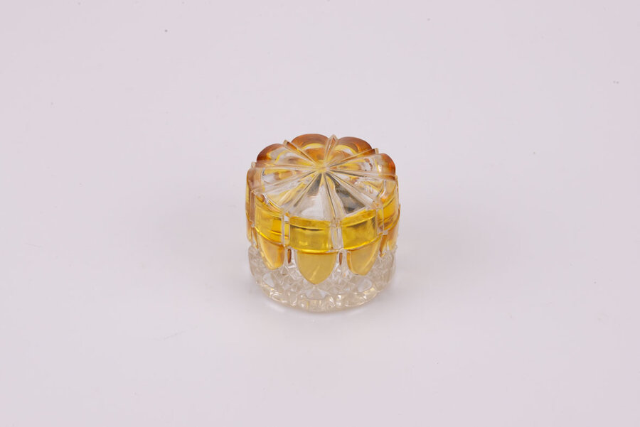 Petite boîte de couleur jaune ambre fabriquée en Belgique par Val Saint Lambert