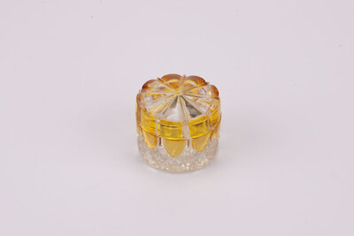 Petite boîte de couleur jaune ambre fabriquée en Belgique par Val Saint Lambert