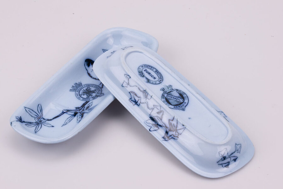 Porte-savon vintage bleu en porcelaine de chez Maloja 