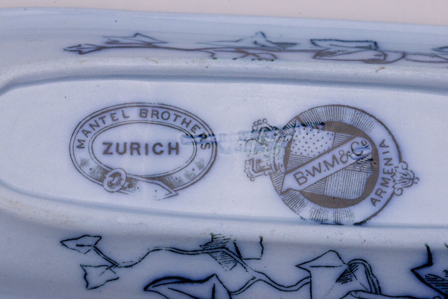 porte-savon suisse, bleu et orné de motifs floraux