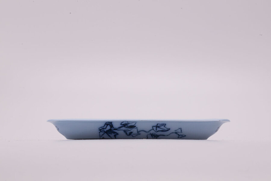 porte-savon suisse, bleu et orné de motifs floraux