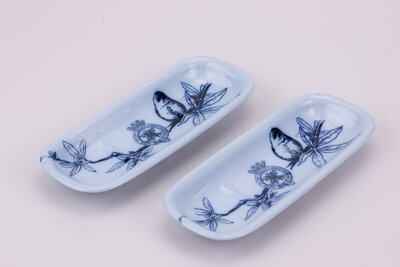 porte-savon suisse, bleu et orné de motifs floraux