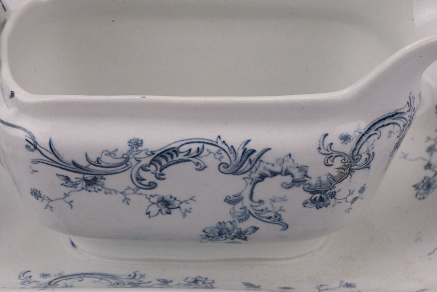 Découvrez l'élégance intemporelle avec la saucière en porcelaine de cette ancienne manufacture française Régence