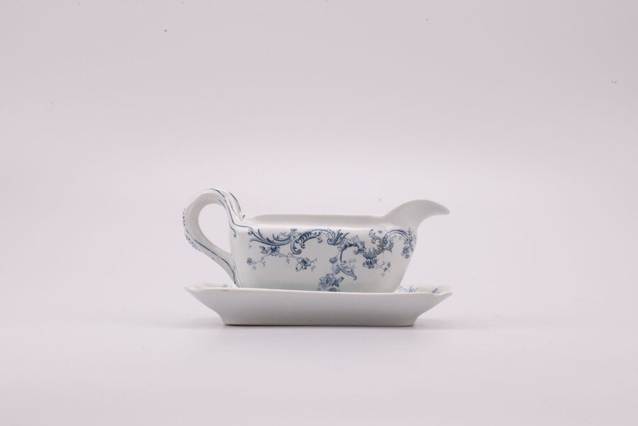 Découvrez l'élégance intemporelle avec la saucière en porcelaine de cette ancienne manufacture française Régence