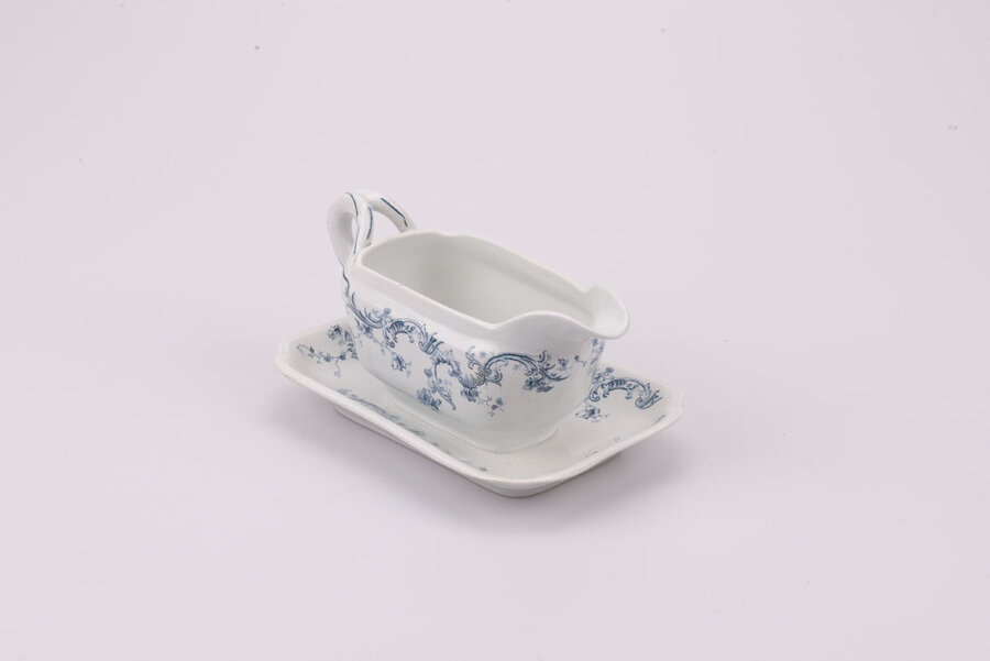 Découvrez l'élégance intemporelle avec la saucière en porcelaine de cette ancienne manufacture française Régence