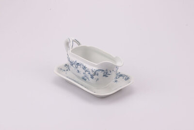 Découvrez l'élégance intemporelle avec la saucière en porcelaine de cette ancienne manufacture française Régence