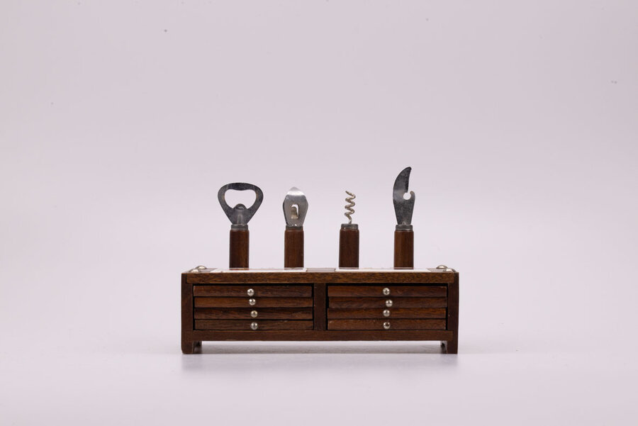 Superbe kit en bois contenant 8  dessous de verre en bois et liège ainsi qu'un décapsuleur, un tire-bouchon et 2 ouvre-boite. 