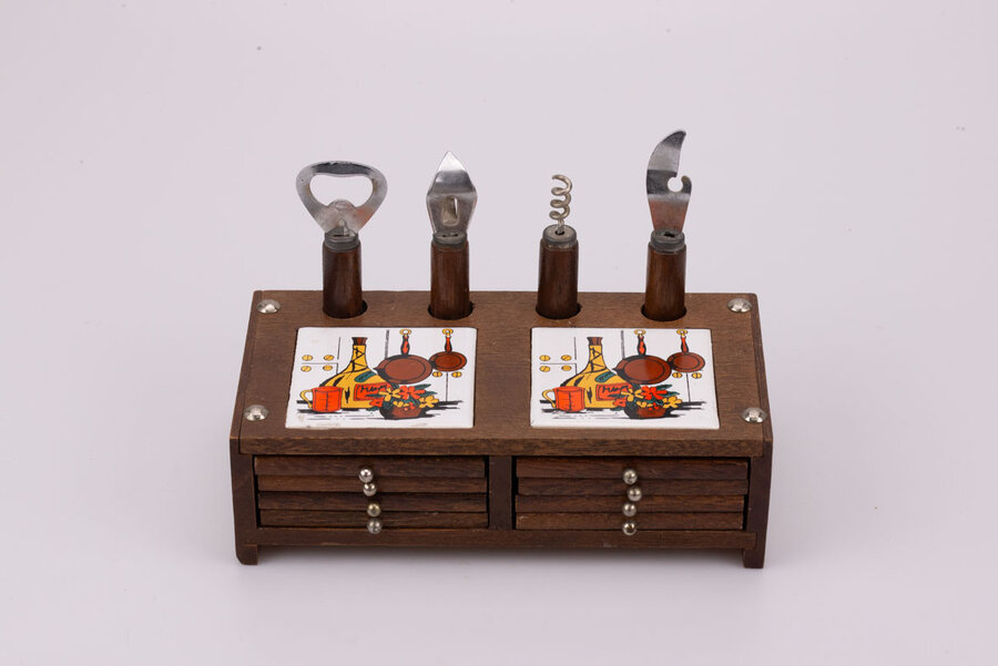 Superbe kit en bois contenant 8  dessous de verre en bois et liège ainsi qu'un décapsuleur, un tire-bouchon et 2 ouvre-boite. 