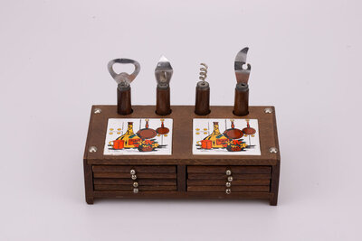 Superbe kit en bois contenant 8  dessous de verre en bois et liège ainsi qu'un décapsuleur, un tire-bouchon et 2 ouvre-boite. 