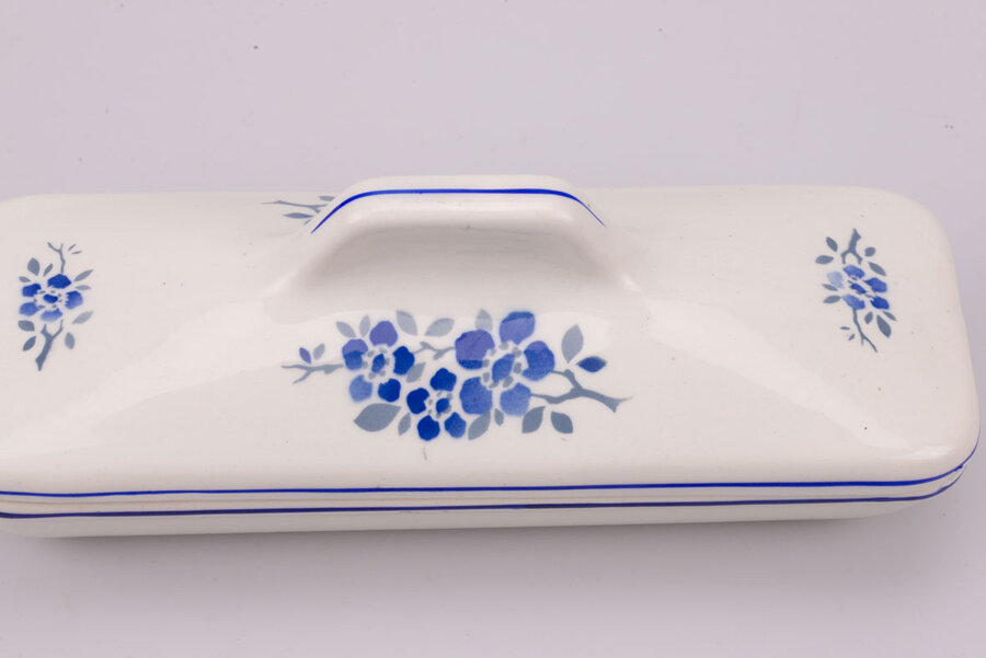 Boite en porcelaine blanche avec couvercle et des motifs bleus floraux 