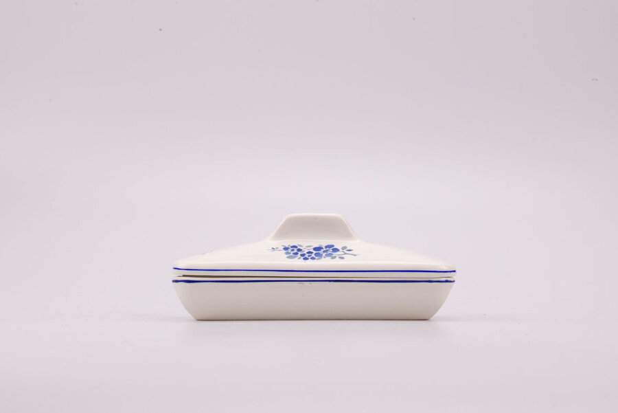 Boite en porcelaine blanche avec couvercle et des motifs bleus floraux 