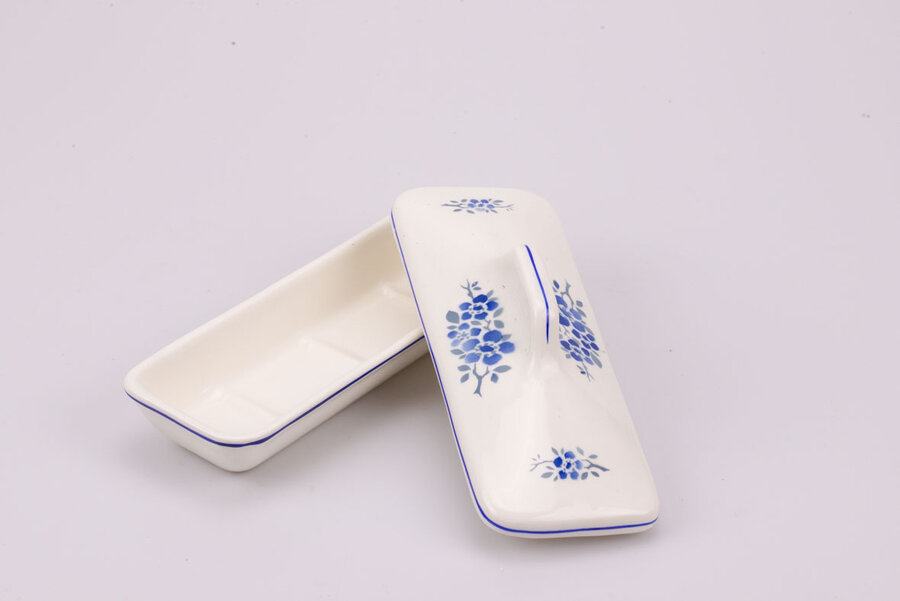 Boite en porcelaine blanche avec couvercle et des motifs bleus floraux 